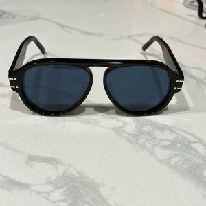 Dior aviator sunglasses.. like new with case